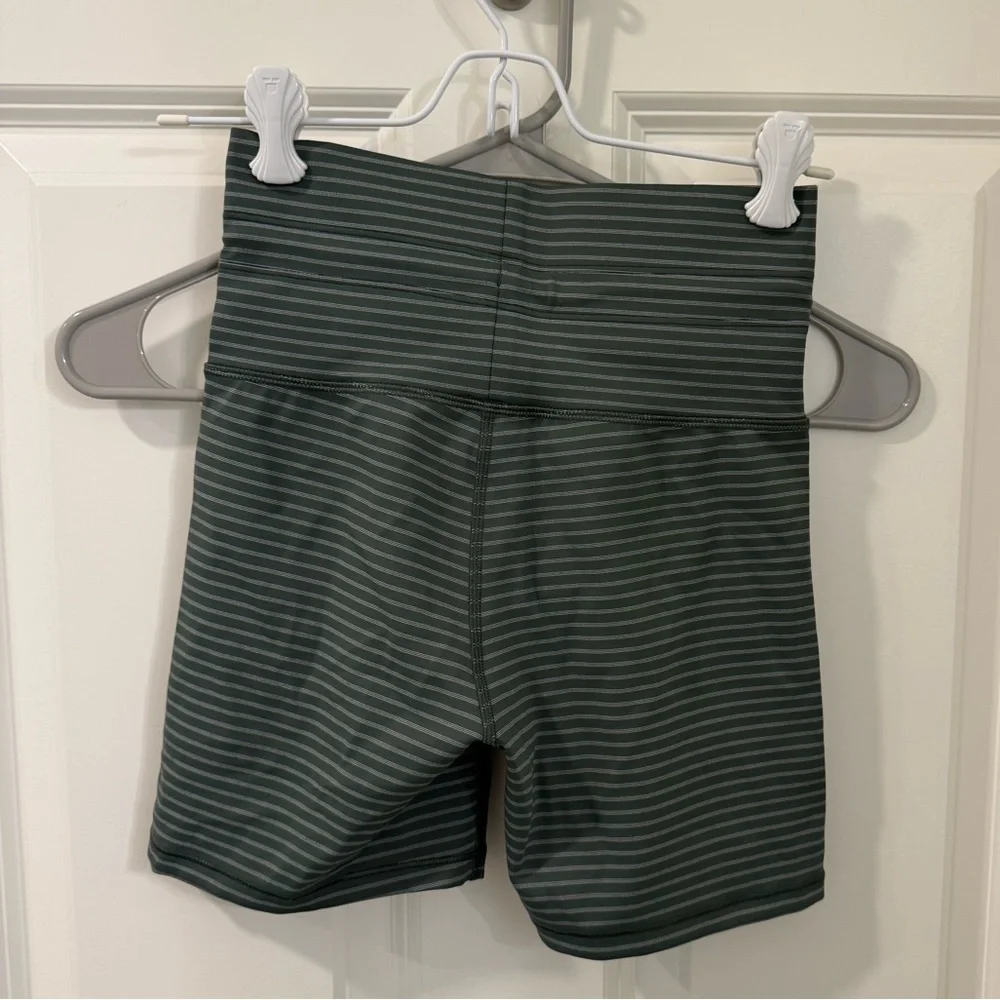 Women’s vuori daily shorts aspen green/white stripes XS